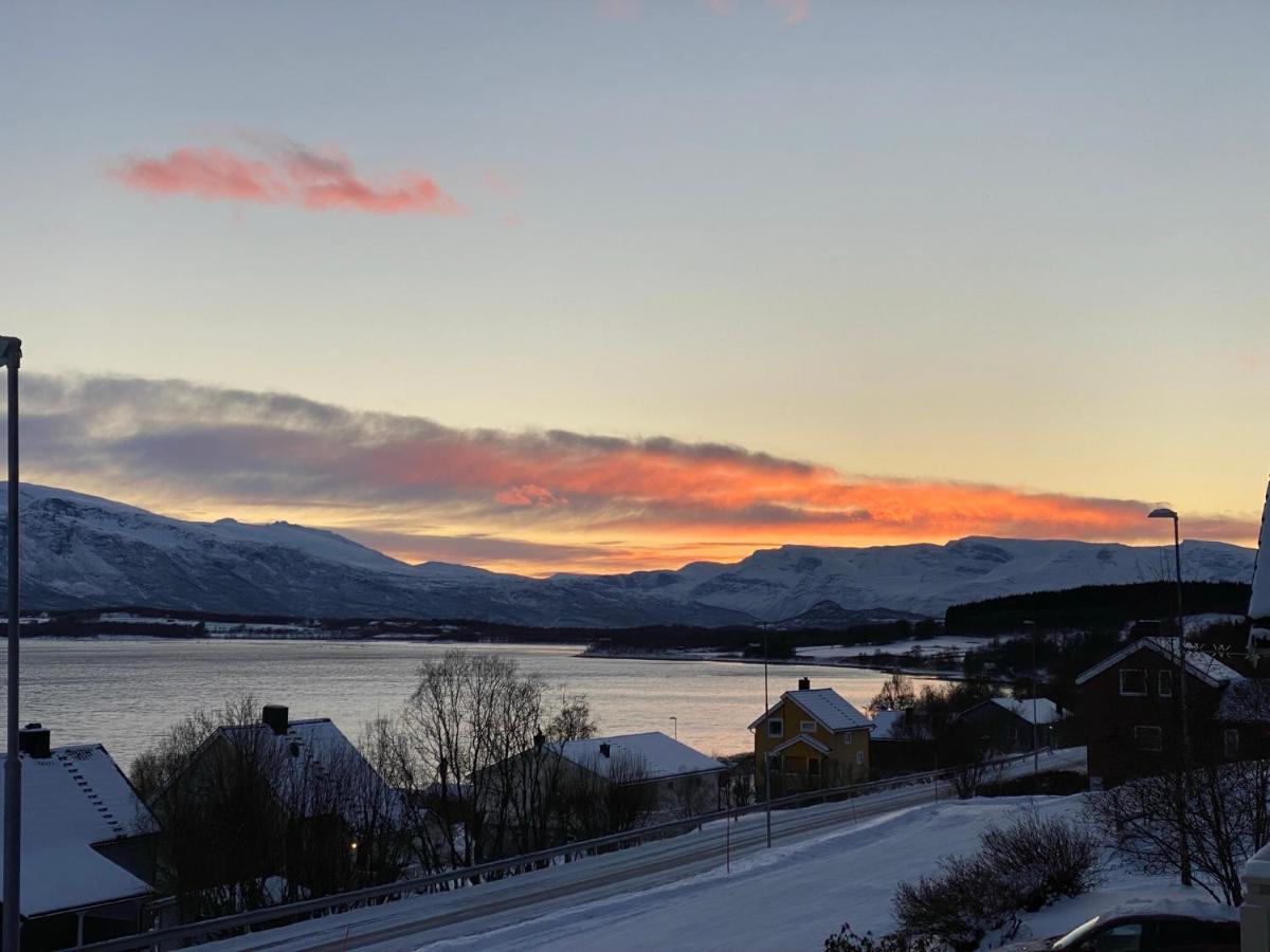 Lyngen, Mackay Appartment, Lyngen Lyngseidet Bagian luar foto